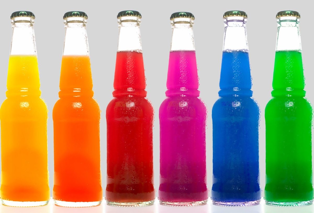 Коктейль в бутылочке. Цветные напитки в бутылках. Разноцветные коктейли в стеклянных бутылках. Крачоные бутилизированные напитки. Напитки в цветных бутылках пластиковых.